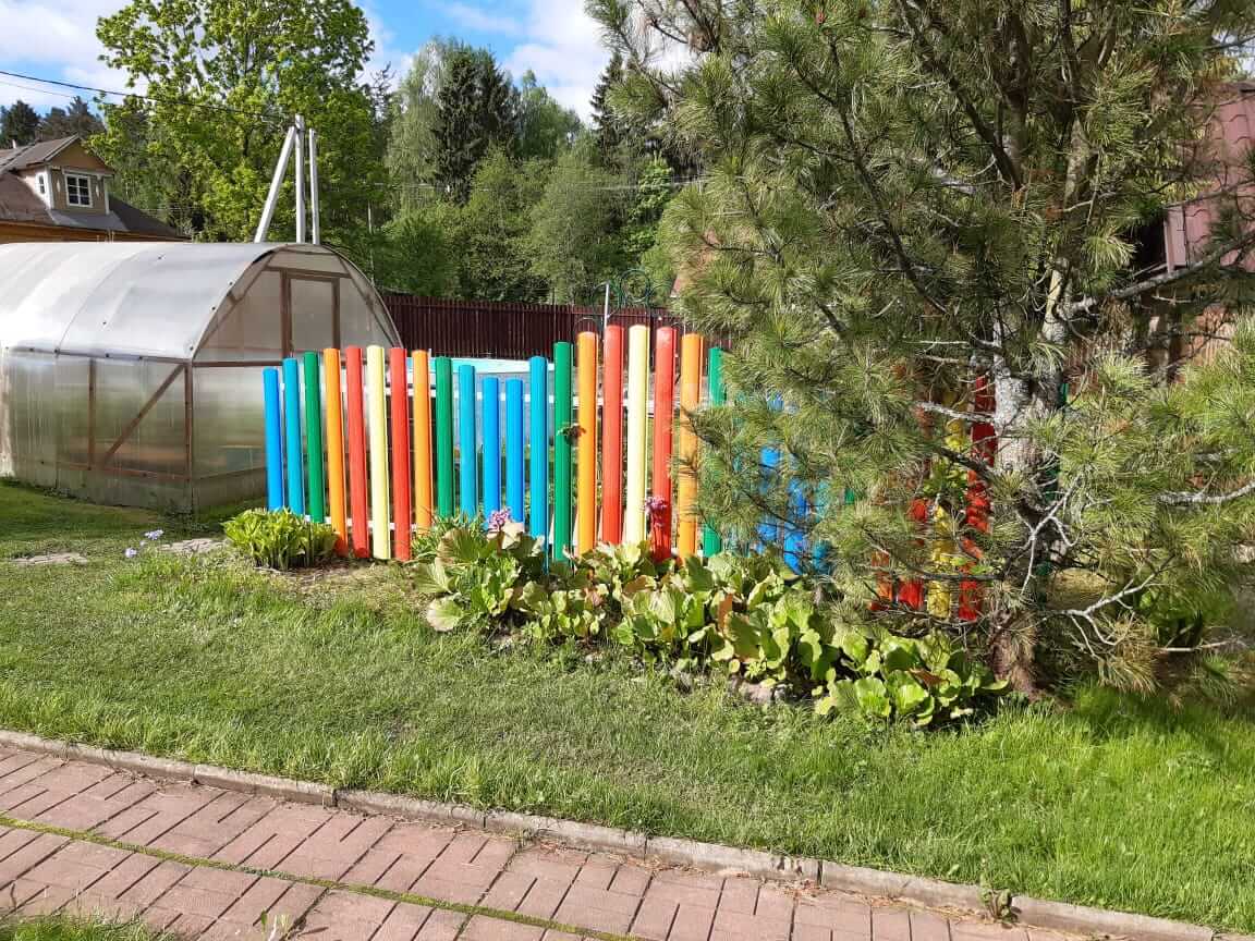 забор из разноцветного штакетника односторонний фото1 в Бишкеке
