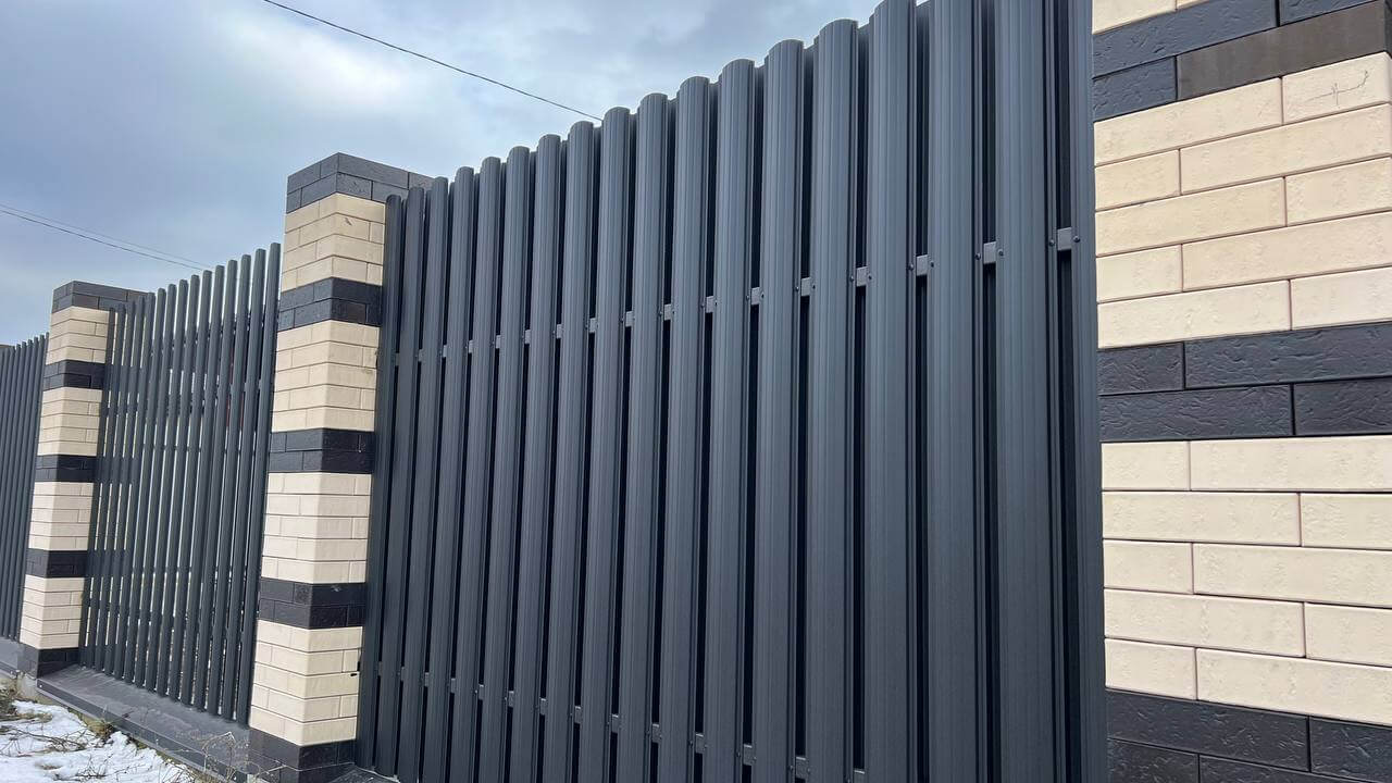 Забор из металлического штакетника RAL9005 Черный МАТТЕ фото 4 в Бишкеке