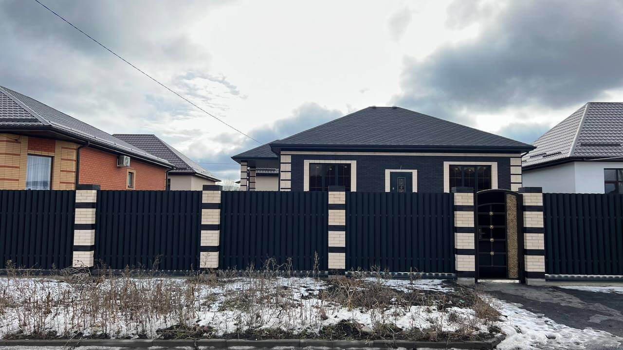 Забор из металлического штакетника RAL9005 Черный МАТТЕ фото 3 в Бишкеке