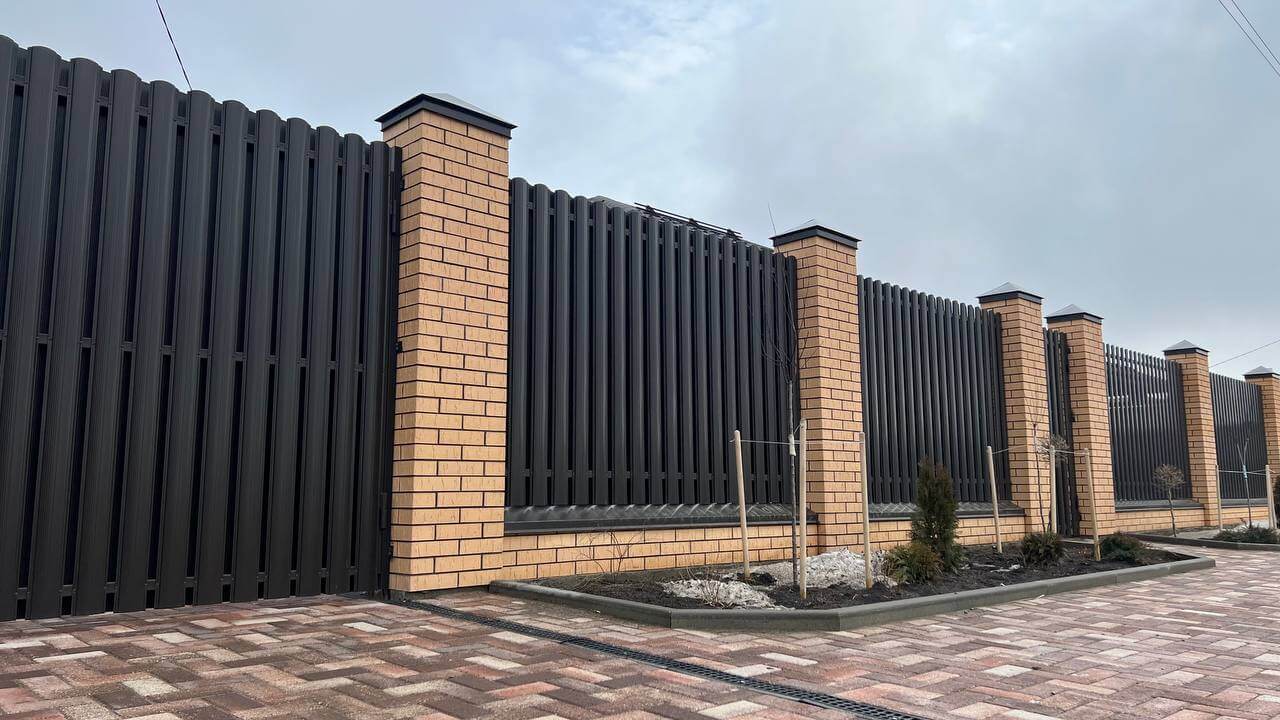 Забор из штакетника RAL8019 Темный Шоколад в Бишкеке