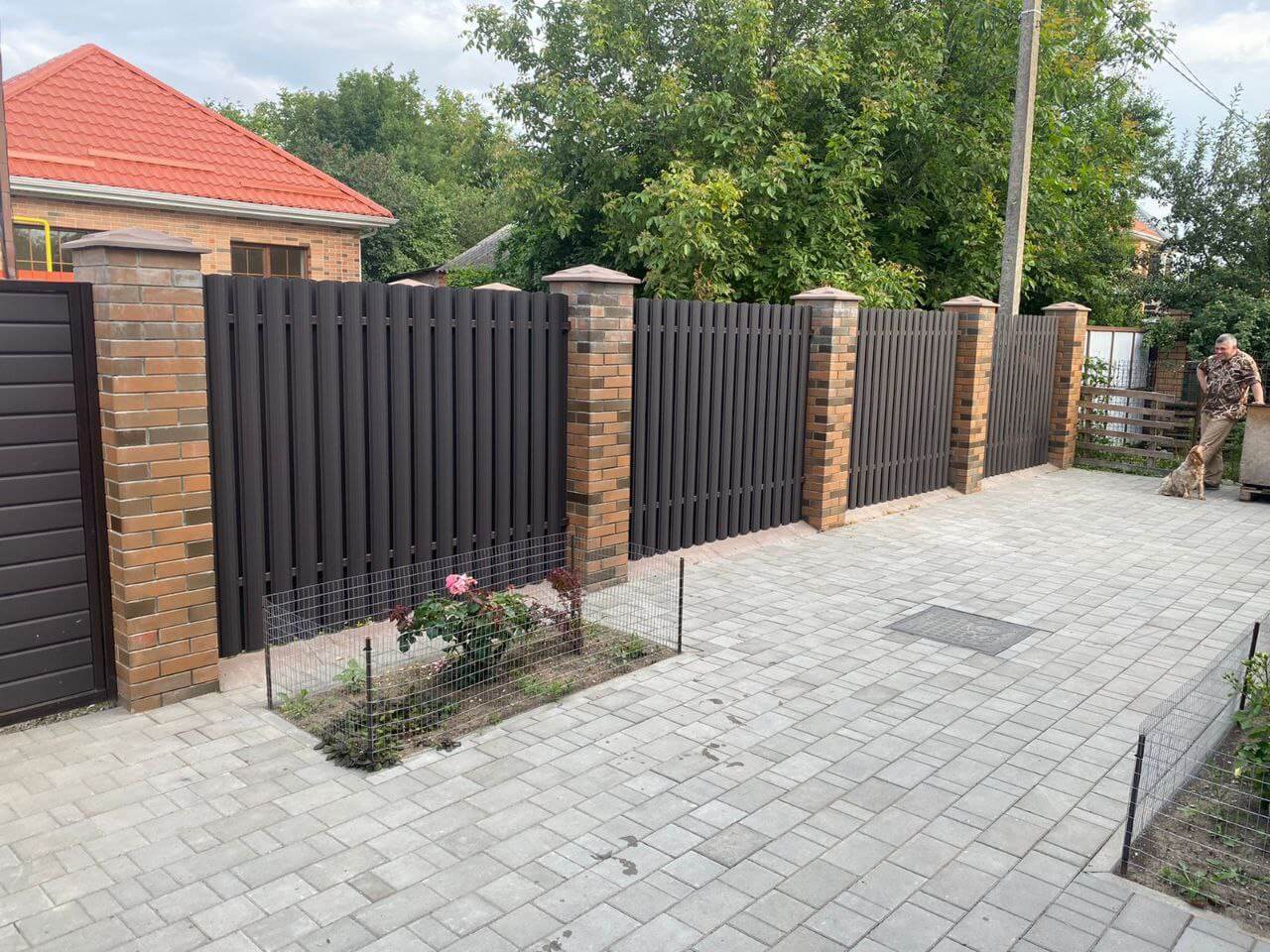 Забор из штакетника полукруглого 22м RAL8019 Темный Шоколад МАТТЕ фото 3 в Бишкеке