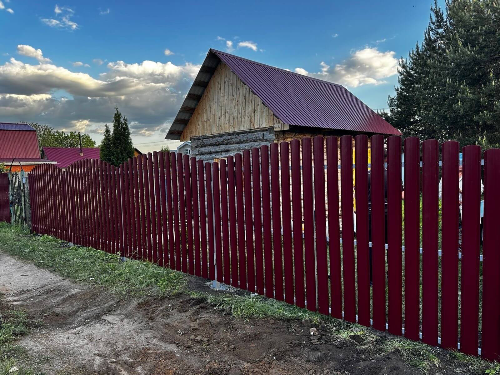 Забор из евроштакетника 28м RAL3005 Красное Вино фото 2 в Бишкеке