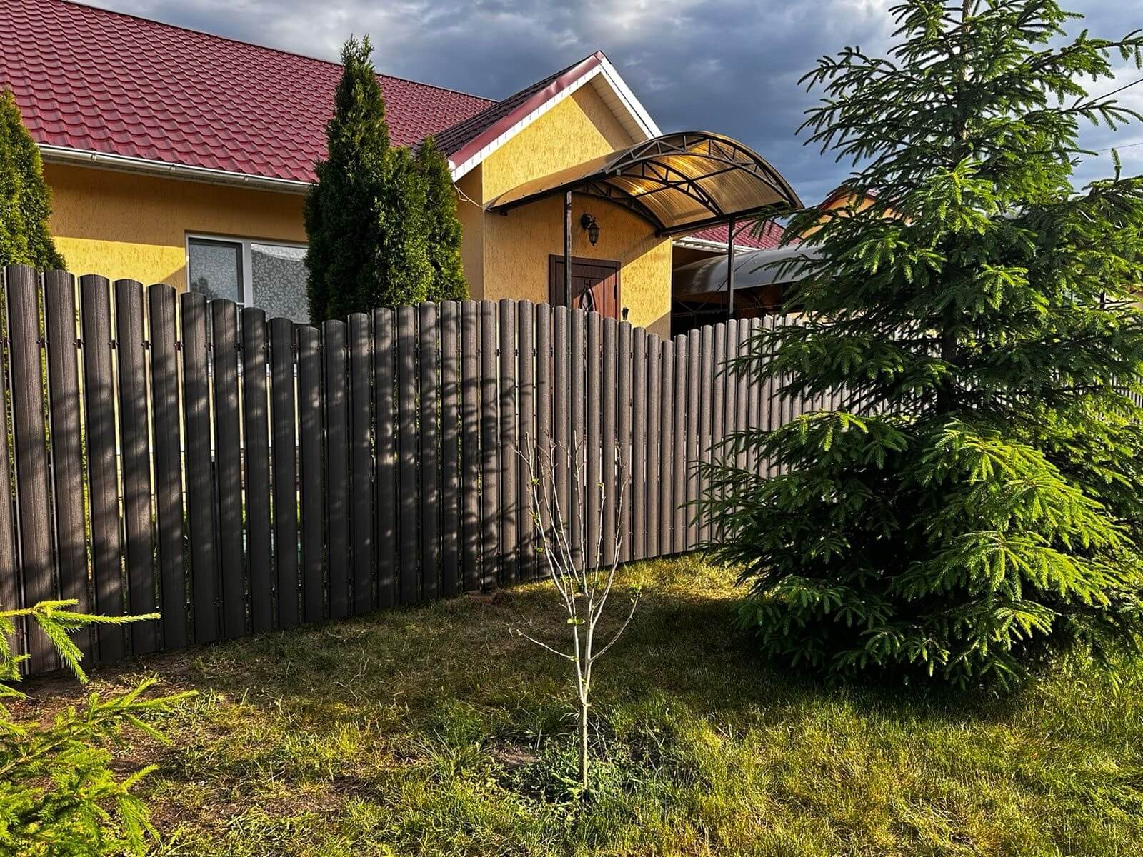 Забор из евроштакетника 37м RAL8019 Темный Шоколад МАТТЕ фото 4 в Бишкеке