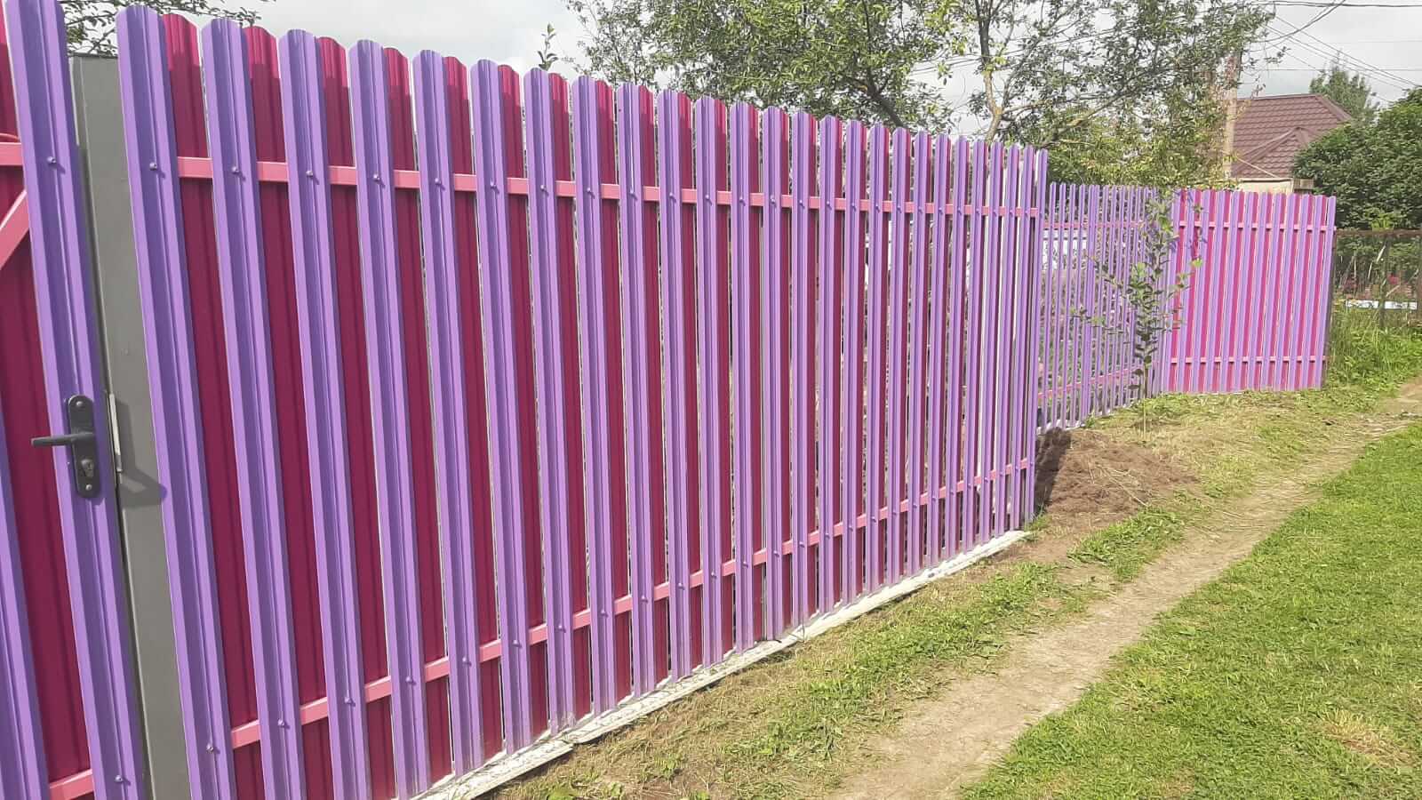 Двухцветный забор из евроштакетника 44м RAL4005 Сиреневый, RAL4006 Пурпурный фото 4 в Бишкеке