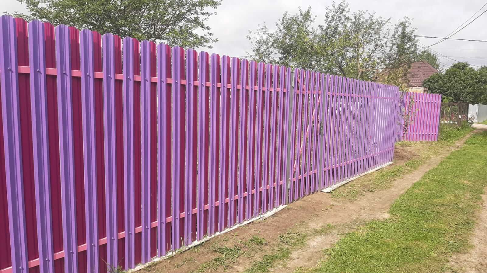 Двухцветный забор из евроштакетника 44м RAL4005 Сиреневый, RAL4006 Пурпурный фото 3 в Бишкеке