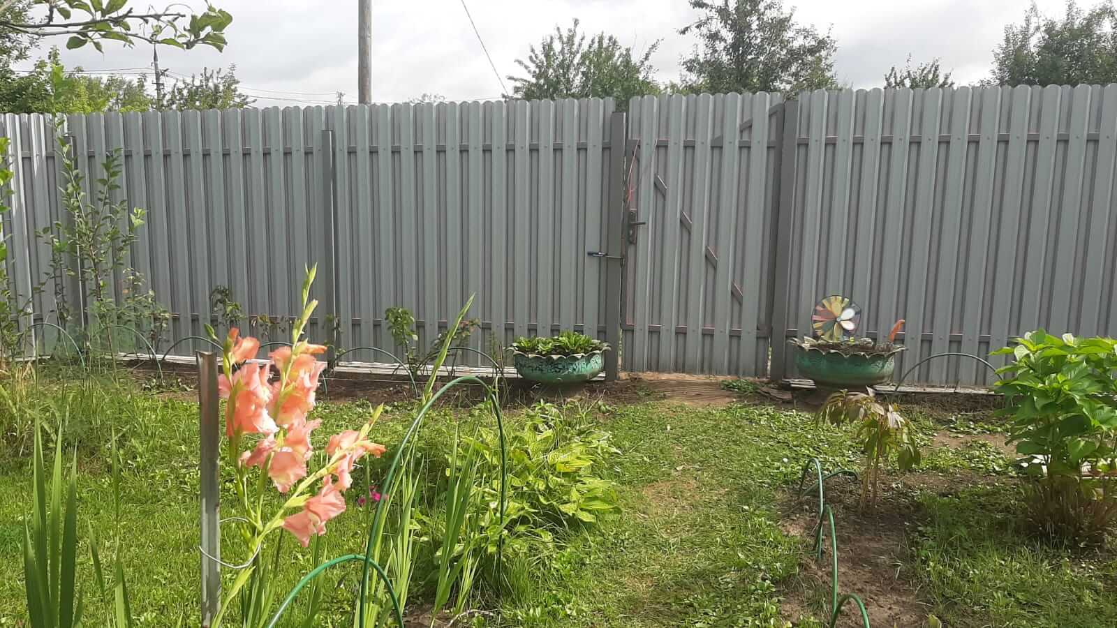 Двухцветный забор из евроштакетника 44м RAL4005 Сиреневый, RAL4006 Пурпурный фото 1 в Бишкеке